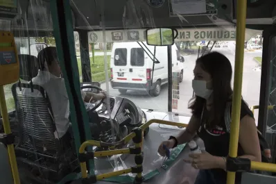 El barbijo vuelve a escena en Tucumán: recomiendan usarlo en colectivos y en otros espacios cerrados