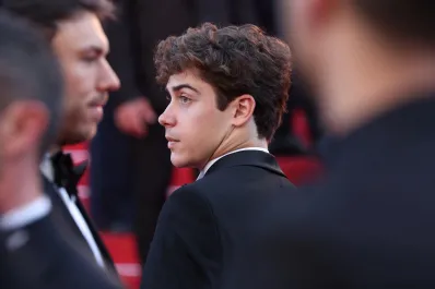 Las mejores fotos de Franco Colapinto en el festival de Cannes: “Hoy aprendí lo que es un smoking y un moño”