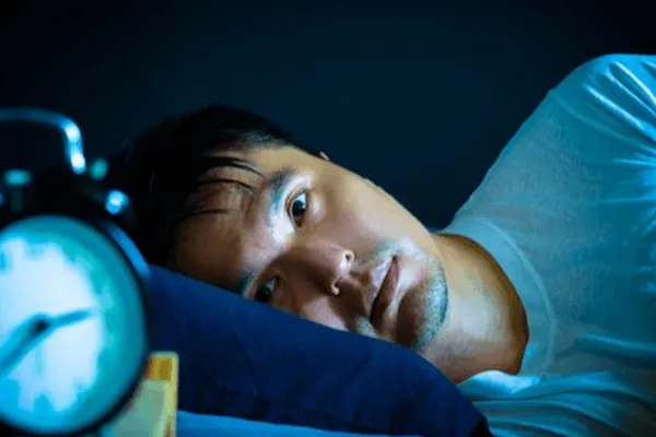 Esto es lo que no debés hacer si te levantás en medio de la noche