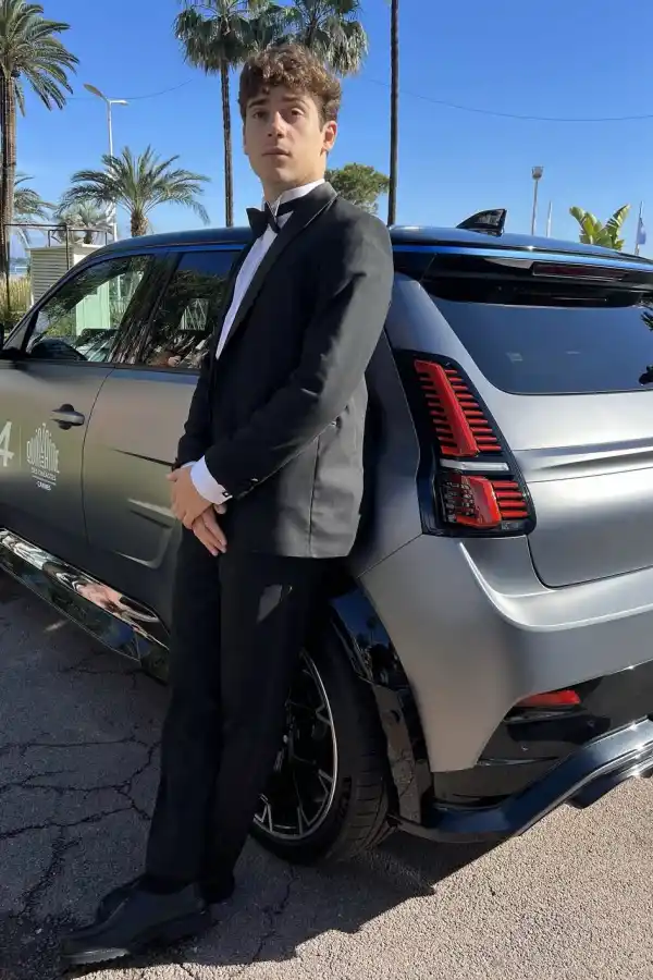 Las mejores fotos de Franco Colapinto en el festival de Cannes: “Hoy aprendí lo que es un smoking y un moño”