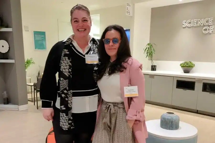 ARTE Y BLOCKCHAIN. Con Francesa Augustine, founder de la startup Neftwerk, en la Conferencia de Innovación en Filadelfia. / CORTESÍA ROMINA ROSCIANO FANTINO