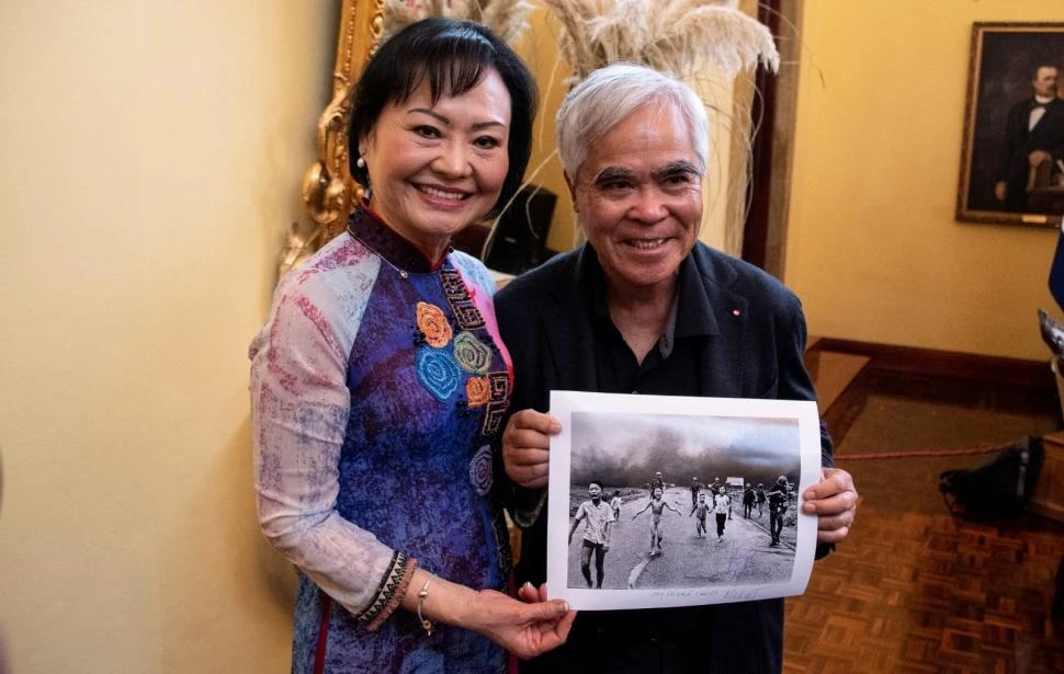SONRISAS. Kim Phuc (“La niña de napalm”) y el que ella pensaba era su fotógrafo, años atrás, Nick Ut.
