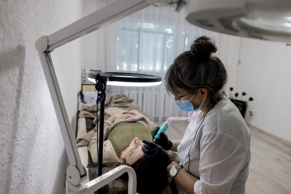 IRRENUNCIABLE. El cuidado personal es una prioridad aún en medio de la guerra, y de ello se ocupa la esteticista Ganna Zemliak, en Kramatorsk. 
