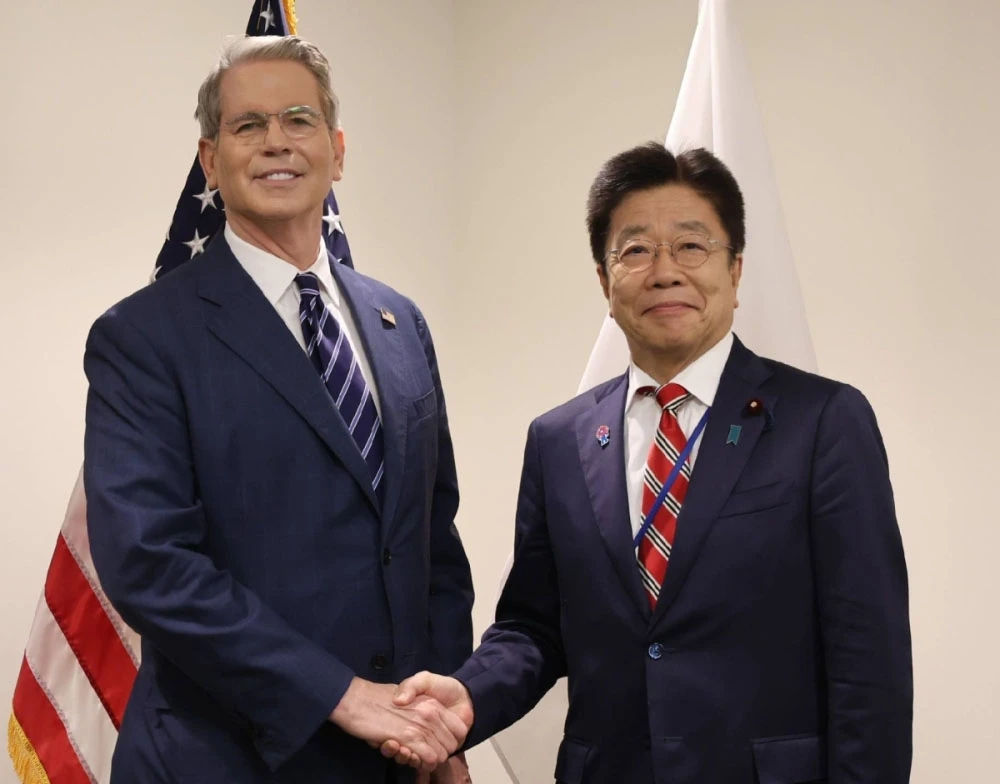 JUNTOS. Los responsables de finanzas de Estados Unidos y de Japón se preparan para la “foto de familia”.