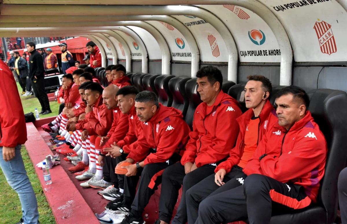 UN PASO SATISFACTORIO. Franco Narese (cuarto de derecha a izquierda) integró el cuerpo técnico de Ariel Martos.