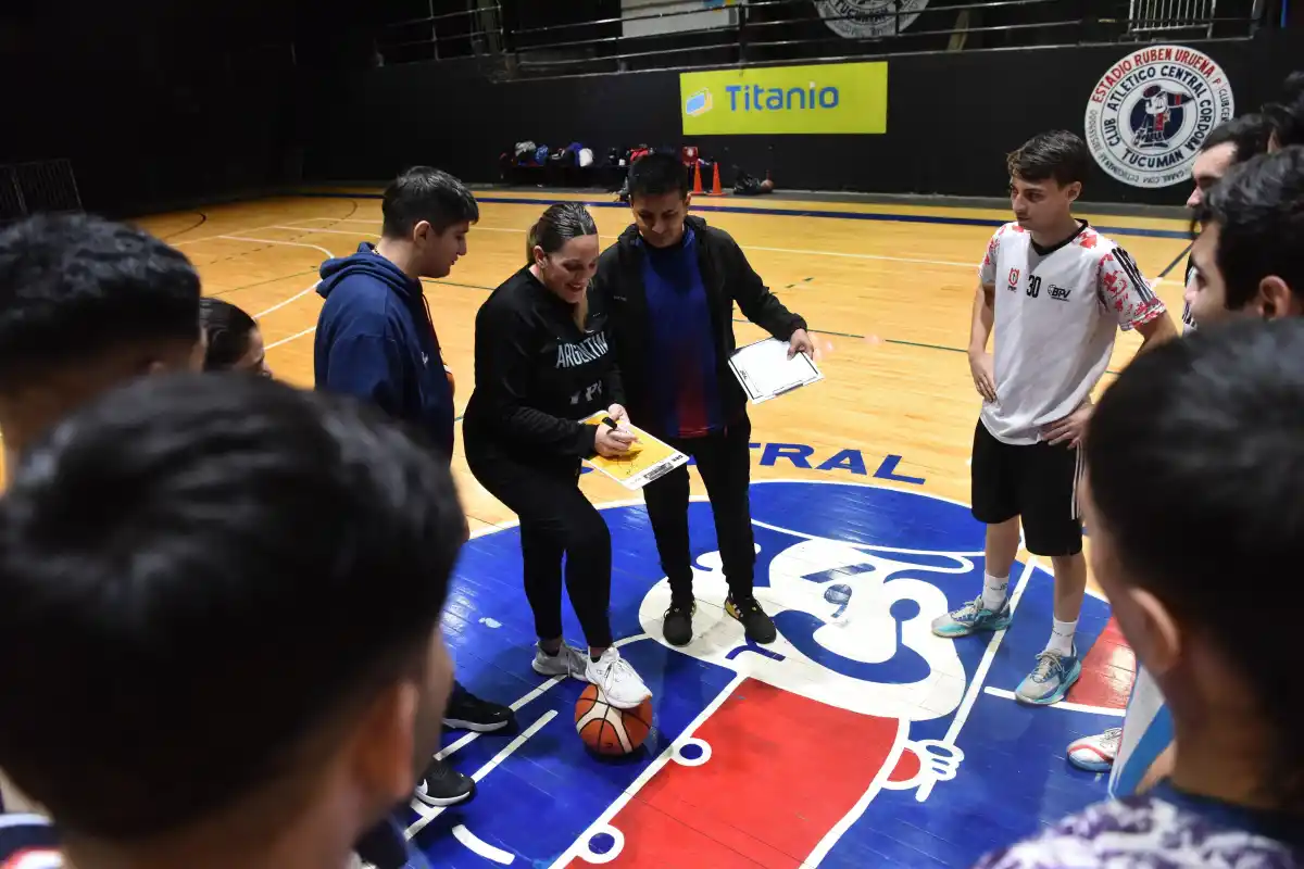 EN FUNCIONES. Falchi da indicaciones durante una práctica de 