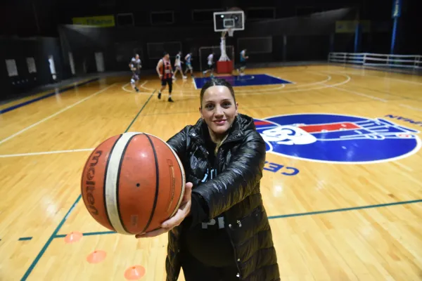 Rompe moldes y dirige a Central Córdoba en la Superliga Provincial: quién es Laura Falchi, la DT pionera