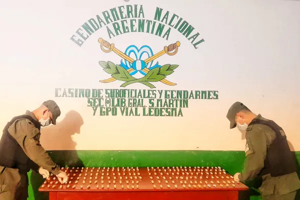 Ingirieron 199 cápsulas con cocaína y viajaban hacia Buenos Aires cuando fueron detenidos por los gendarmes