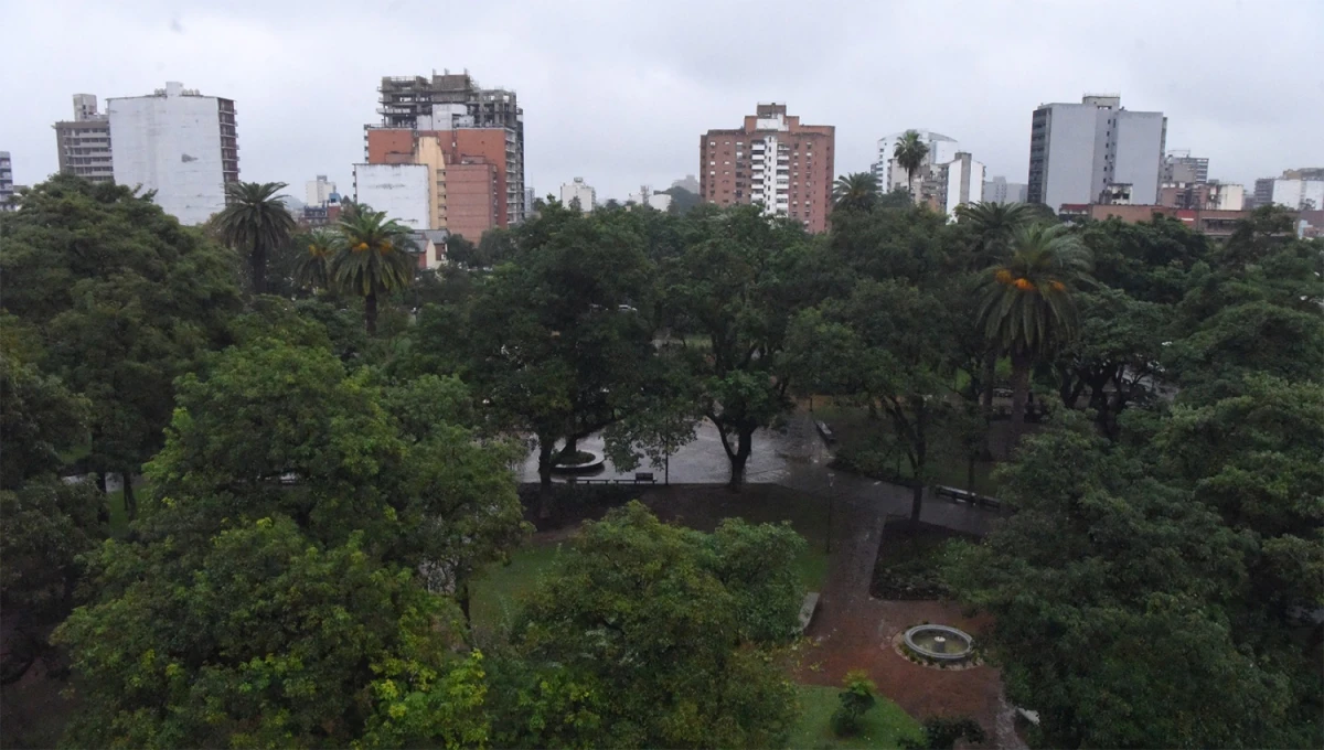 FRESCA. Las primeras horas del viernes permanecerán con cielo cubierto y algunas lloviznas débiles.