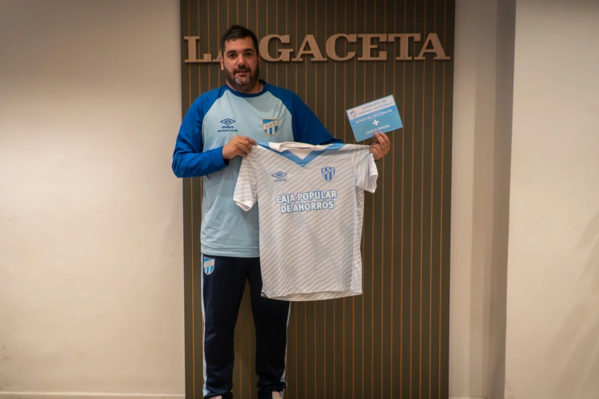 GANADOR. Ezequiel Barrionuevo con su camiseta nueva, tras ganar el concurso de LA GACETA