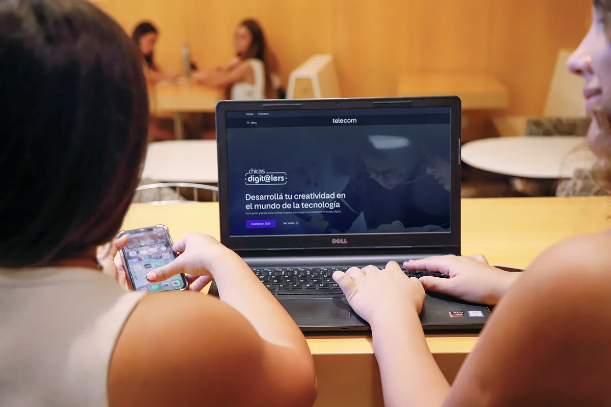 EDUCACIÓN DIGITAL. Telecom Argentina lanzó Academia Digitalers, una plataforma gratuita que ya capacitó a miles de jóvenes en programación y habilidades digitales.