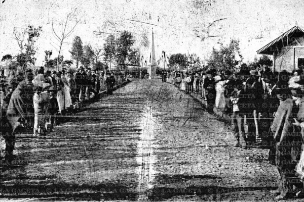 Recuerdos fotográficos: dos gobiernos, una plaza