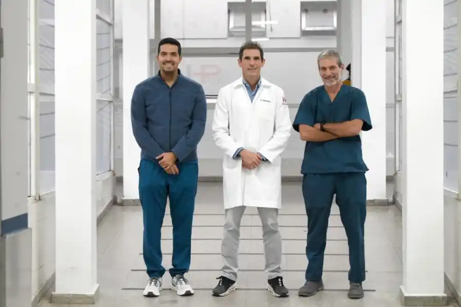 MÉDICOS ENCARGADOS. De izquierda a derecha: Ricardo Rua, Álvaro Campero y Juan Conrado Rivadeneira.