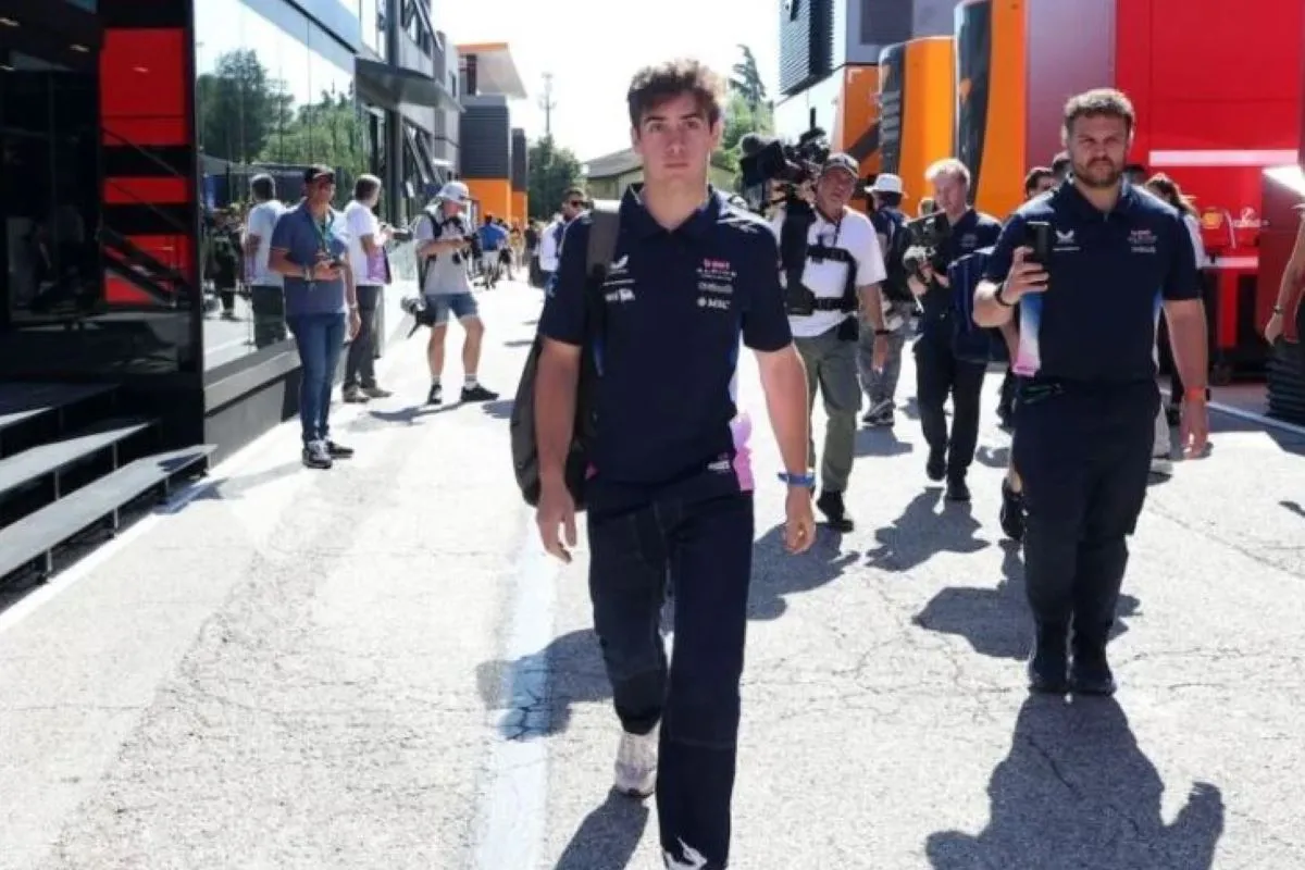 Antes de acelarar, Colapinto cargó energías fuera de la pista