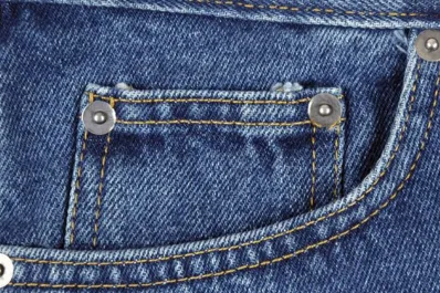 La importante y desconocida función de los botones metálicos en los jeans