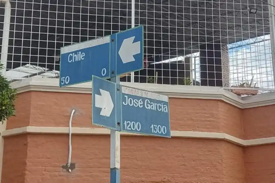 UN POQUITO MÁS NUEVO. La esquina de Chile y José García. Los carteles no tienen otra información más que la calle y la numeración.