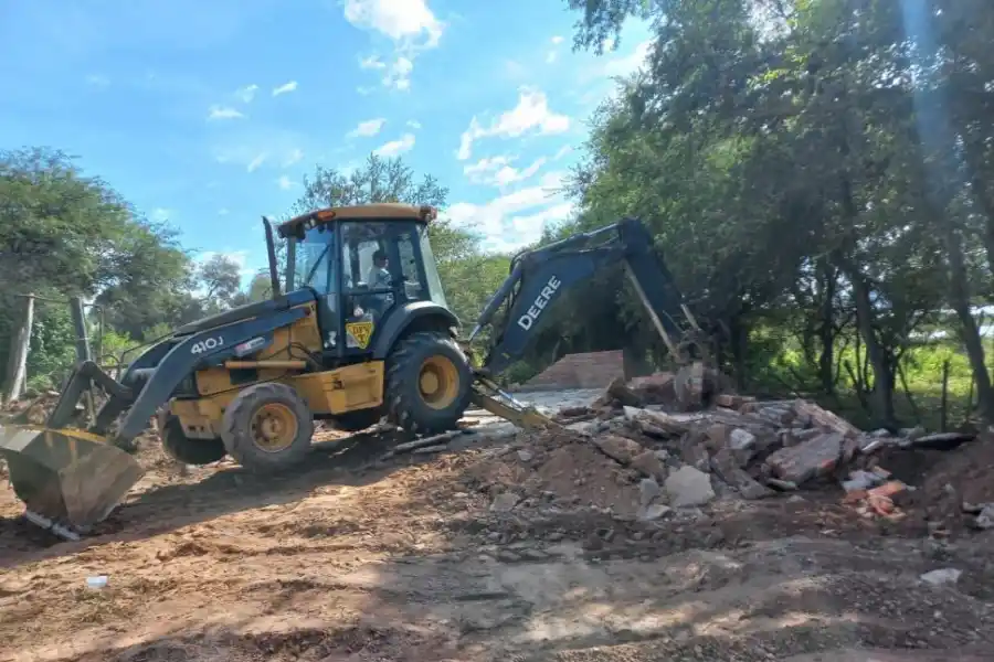 NI QUEDÓ NADA. Las construcciones realizadas en el ex club Scania de Ticucho fueron derrumbadas con una topadora.