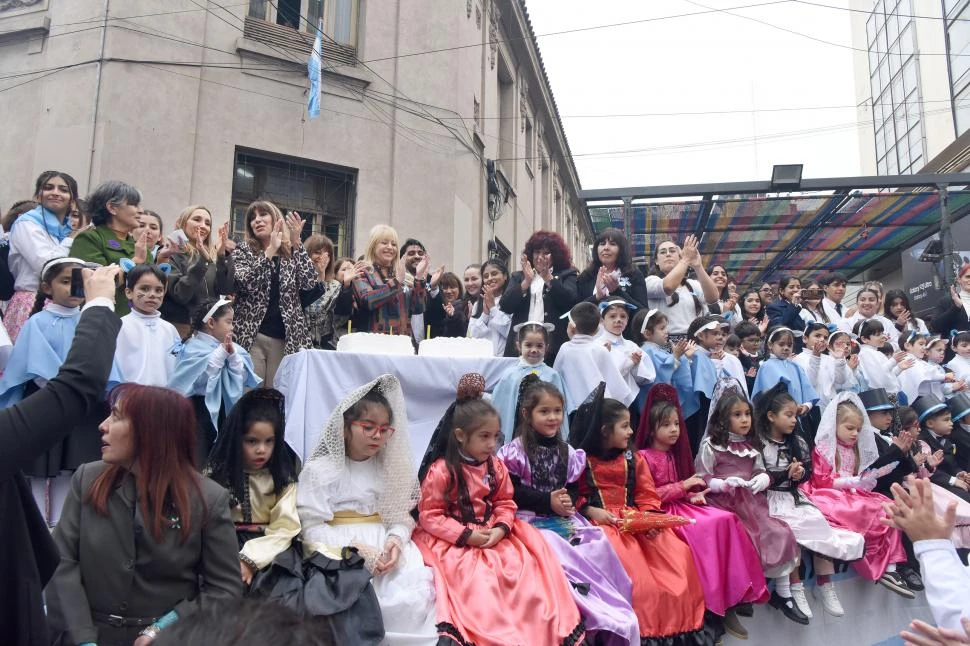 CELEBRACIÓN. Alumnos, docentes, autoridades y familias colmaron la esquina de Muñecas y Mendoza. la gaceta / foto de analía jaramillo