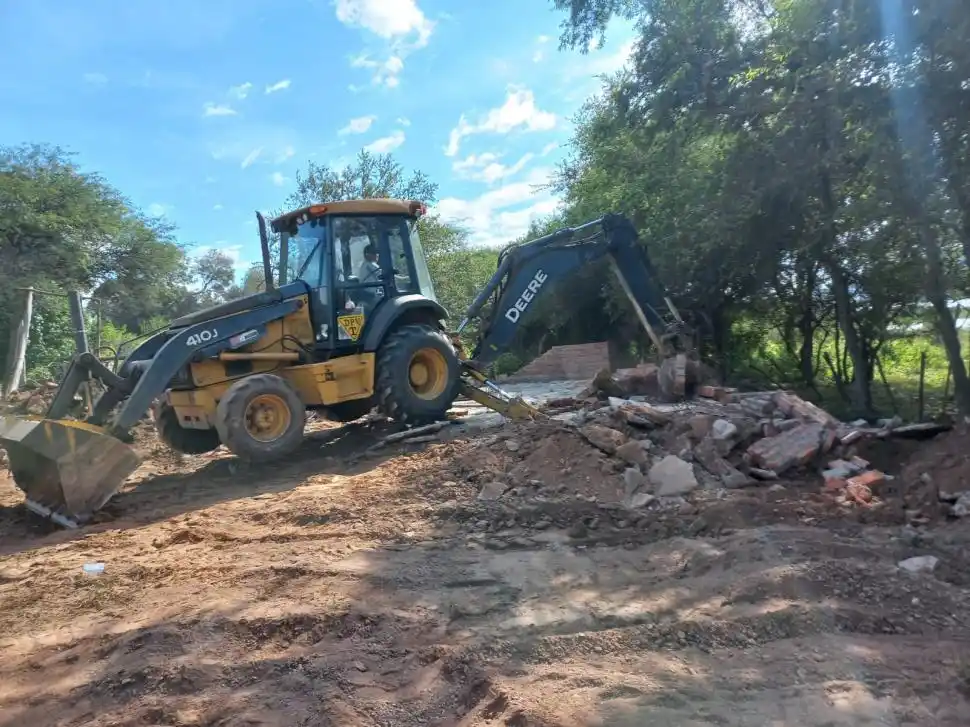 NI QUEDÓ NADA. Las construcciones realizadas en el ex club Scania de Ticucho fueron derrumbadas con una topadora.
