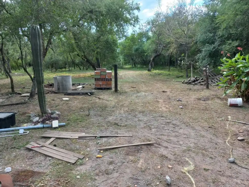 ABRIENDO CAMINOS. Los agentes estatales liberaron los caminos que les colocaron alambrados o tranqueras.