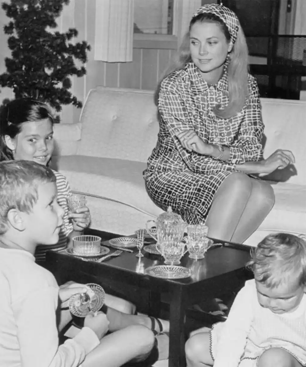 Grace Kelly junto a sus tres hijos.