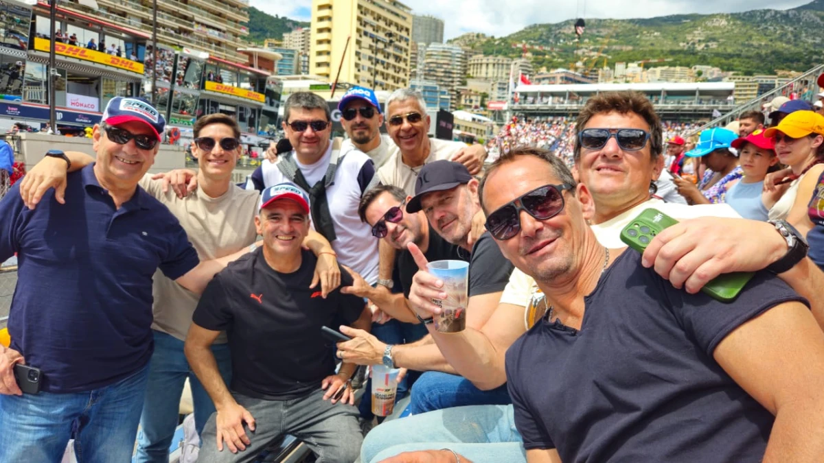 FERVOROSOS. El grupo de tucumanos se hizo sentir en el GP de Mónaco, alentando a Colapinto.
