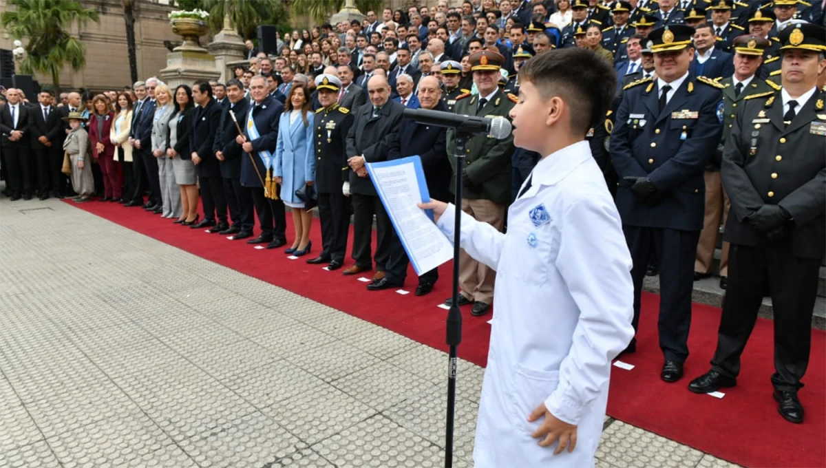 ORGULLO. Lucio Sánchez fue el encargado de leer un discurso cargado de emotividad en plaza Independencia.