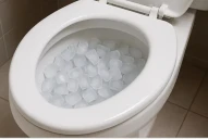 ¿Hielo en el inodoro? Cómo funciona este truco casero y por qué todos hablan de él