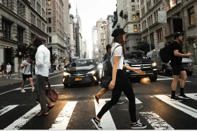 Rasgos psicológicos de las personas que agradecen a los autos cuando les ceden el paso