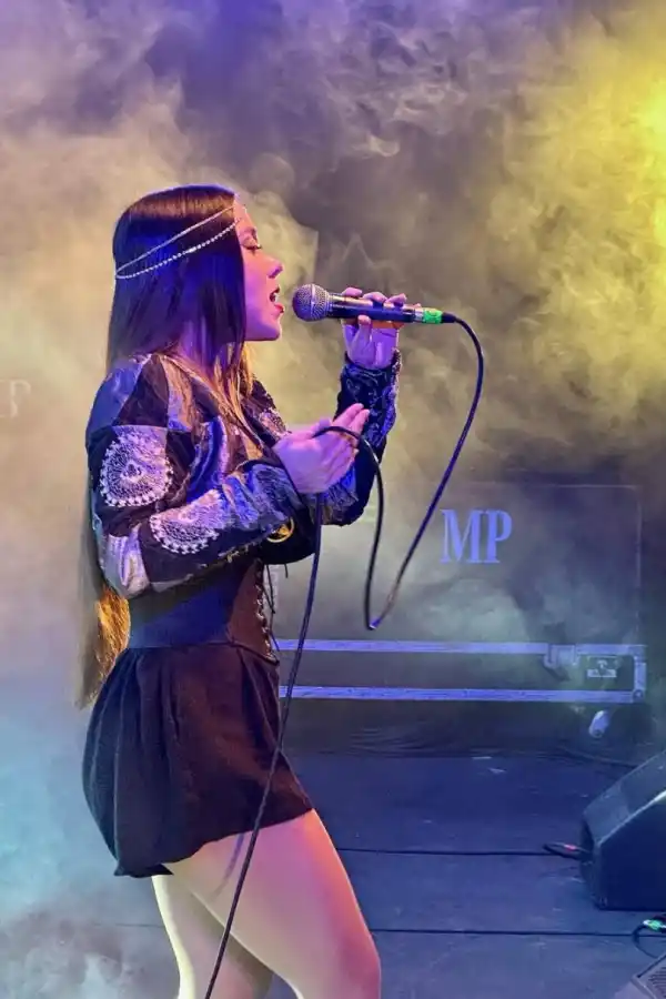 PROPUESTAS. Azul Gallía inaugurará la peña Don Fierro en El Timbó Nuevo; Malamba estará en la plaza Independencia con “La Revolución” y Luigi Plana festejará 25 años de Semáforo en Rojo en Puerto Libertad.