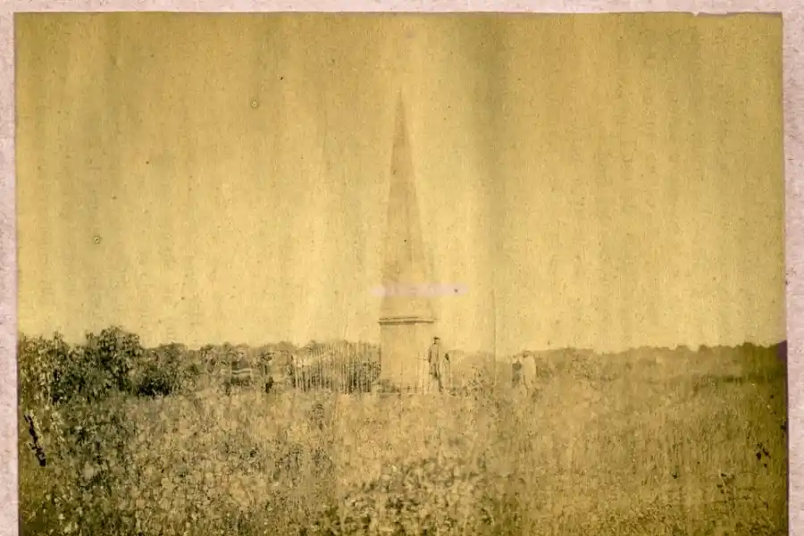 LA PIRÁMIDE, FOTO DE 1872. Aparece con el nombre de Chacabuco en el libro “Provincia de Tucumán”, editado por el Gobierno provincial.