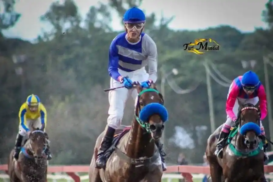 PURA FELICIDAD. Francisco Brito festeja la victoria sobre la montura de Chaplín en el clásico 