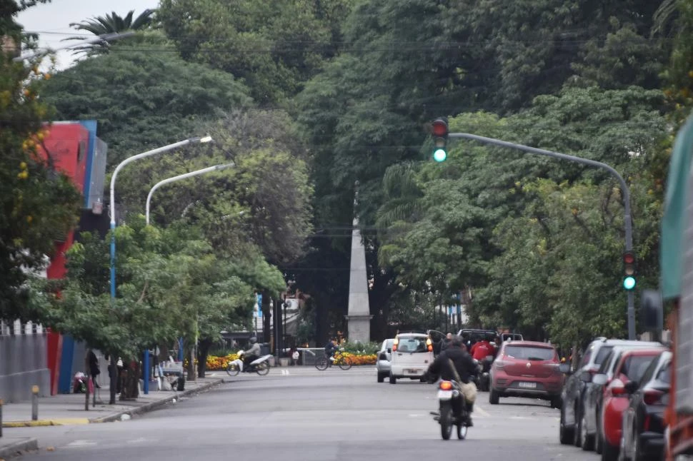 LA PIRÁMIDE HOY. Manuel Belgrano había proyectado que una amplia alameda uniera el corazón de San Miguel de Tucumán con ese campo en el que había conquistado la victoria en la batalla de 1812. Pero la ciudad tomó otro rumbo y con el tiempo el barrio Sur adquirió su propia fisonomía.