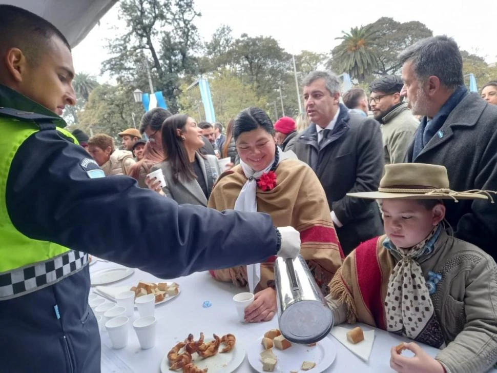 EN PLAZA INDEPENDENCIA. Habrá chocolate patrio e izamiento de bandera.