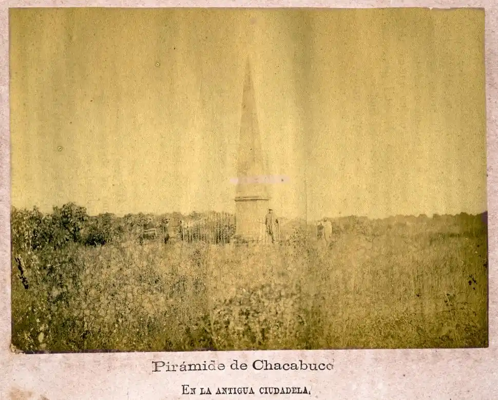 LA PIRÁMIDE, FOTO DE 1872. Aparece con el nombre de Chacabuco en el libro “Provincia de Tucumán”, editado por el Gobierno provincial.