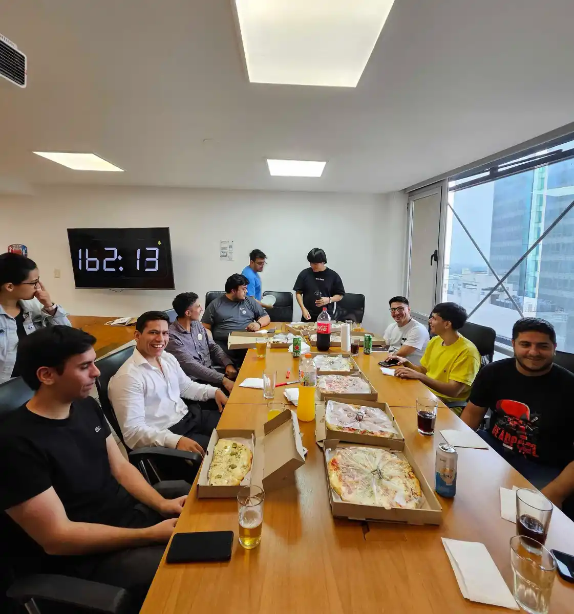 TRABAJO PRESENCIAL. Las instancias informales, como un almuerzo en equipo, también fortalecen los vínculos en el entorno laboral tech.