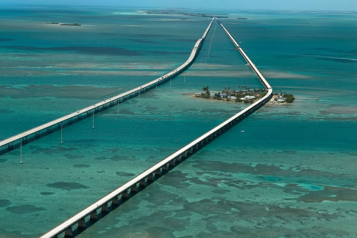 La autopista flotante que atraviesa el océano abierto.