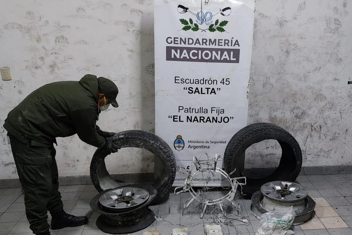 Gendarmes inspeccionaron una camioneta que iba a Burruyacú y descubrieron 10 kilos de cocaína en una rueda