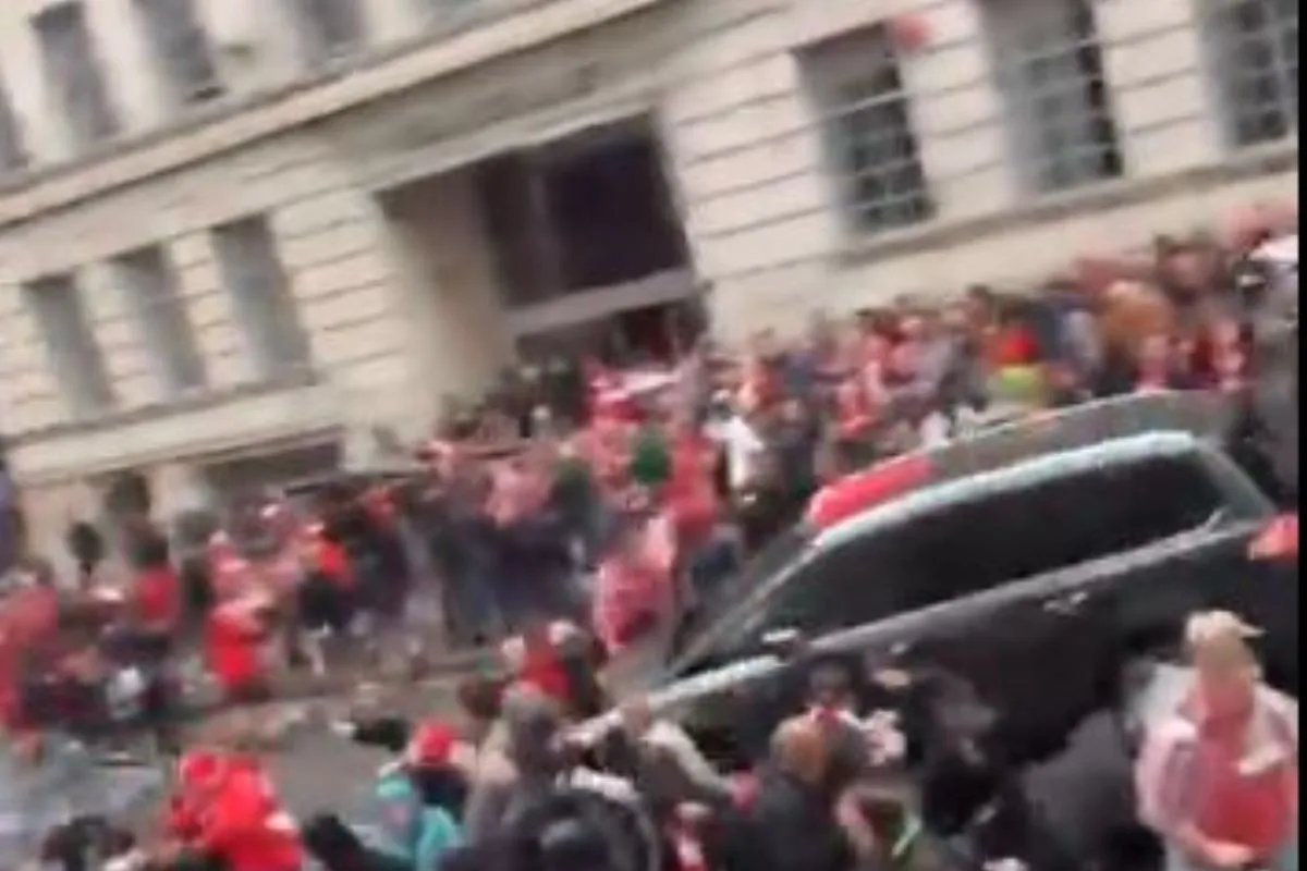 Pánico en Liverpool: un auto conducido por un hombre atropelló a la multitud que festejaba el título