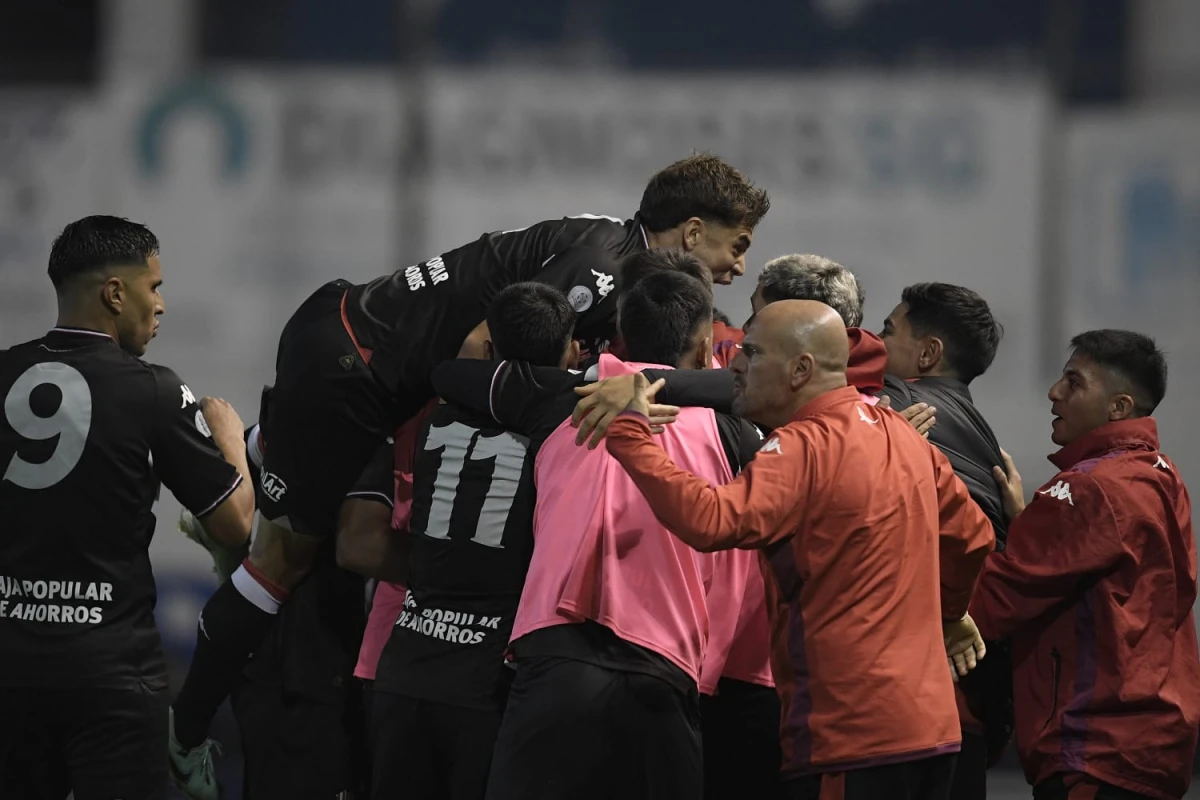 ¡QUÉ FESTEJO! Titulares y suplentes celebran el gol de Cuevas, que significó el 1-1 parcial de San Martín contra Quilmes.
