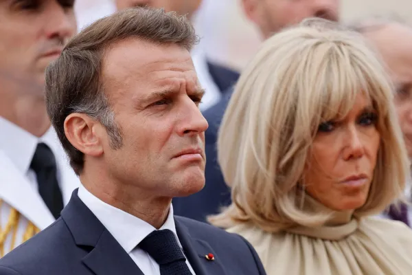 El gobierno francés cambió la explicación sobre el violento episodio entre Macron y su esposa