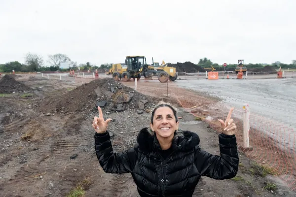 Allí donde lloró la muerte de sus hijos, hoy celebra la construcción de una rotonda que puede salvar vidas