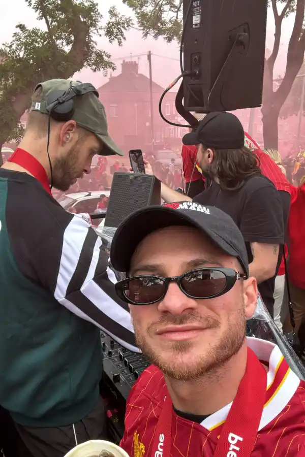 Así mostró los festejos Alexis Mac Allister antes de que cientos de personas fueran atropelladas en Liverpool