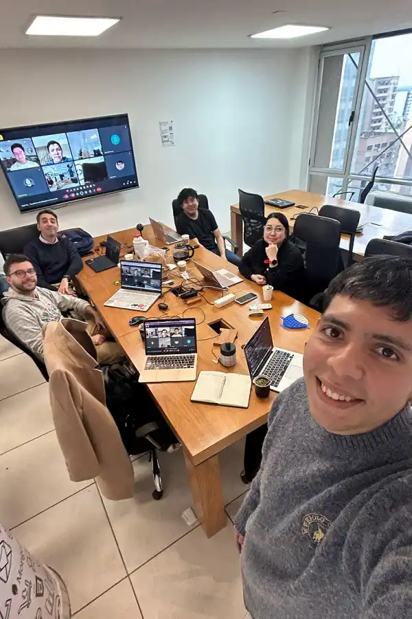 FORMATO MIXTO. Las reuniones presenciales conviven con la participación virtual en empresas del ecosistema tech.