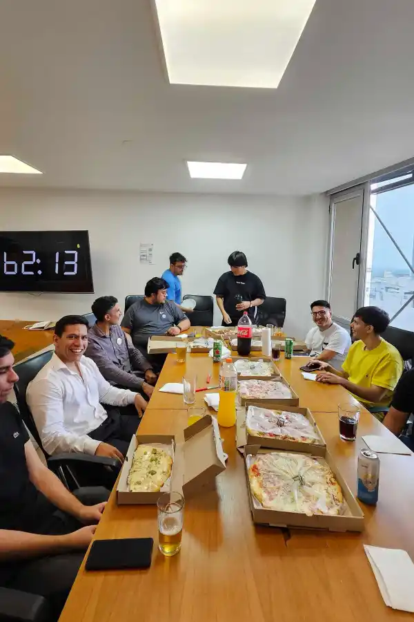 TRABAJO PRESENCIAL. Las instancias informales, como un almuerzo en equipo, también fortalecen los vínculos en el entorno laboral tech.