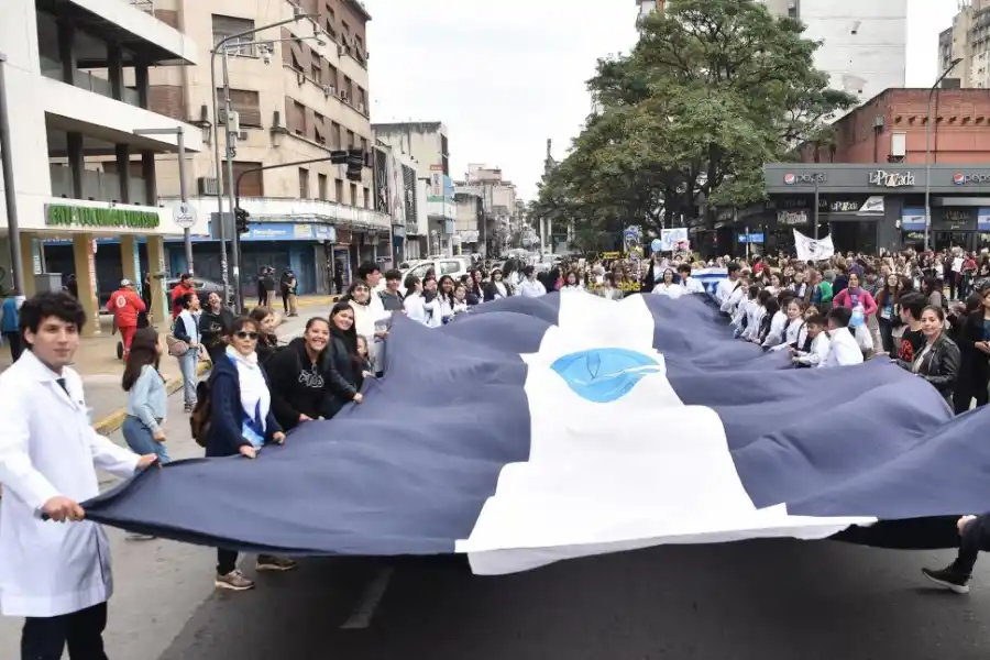 SIGNOS. Una enorme bandera de la escuela acompañó a los presentes.