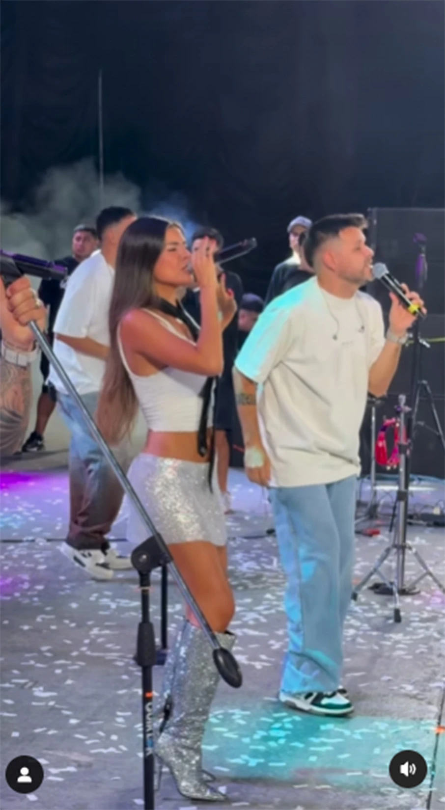 ACTIVA. Valentina Olguín actuó el sábado con “Q Locura” y ayer realizó vivos en las redes sociales. captura de video