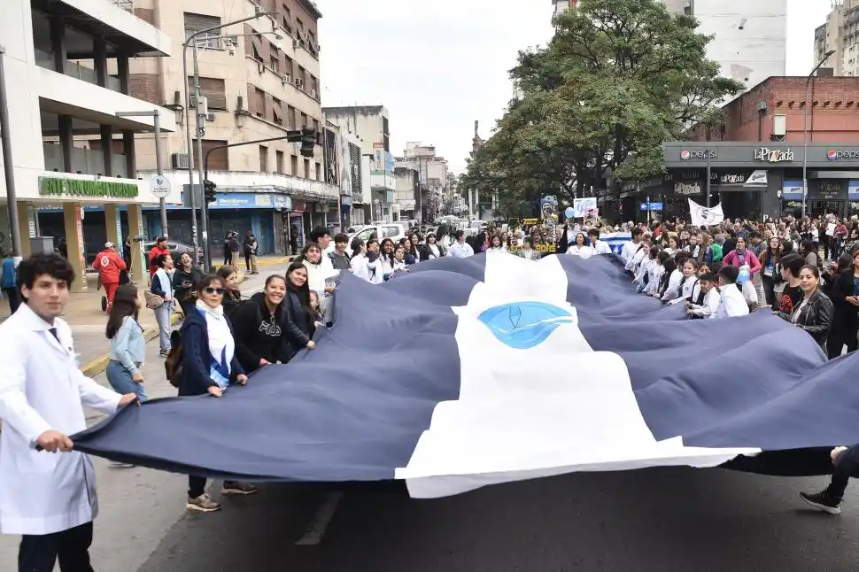 SIGNOS. Una enorme bandera de la escuela acompañó a los presentes.