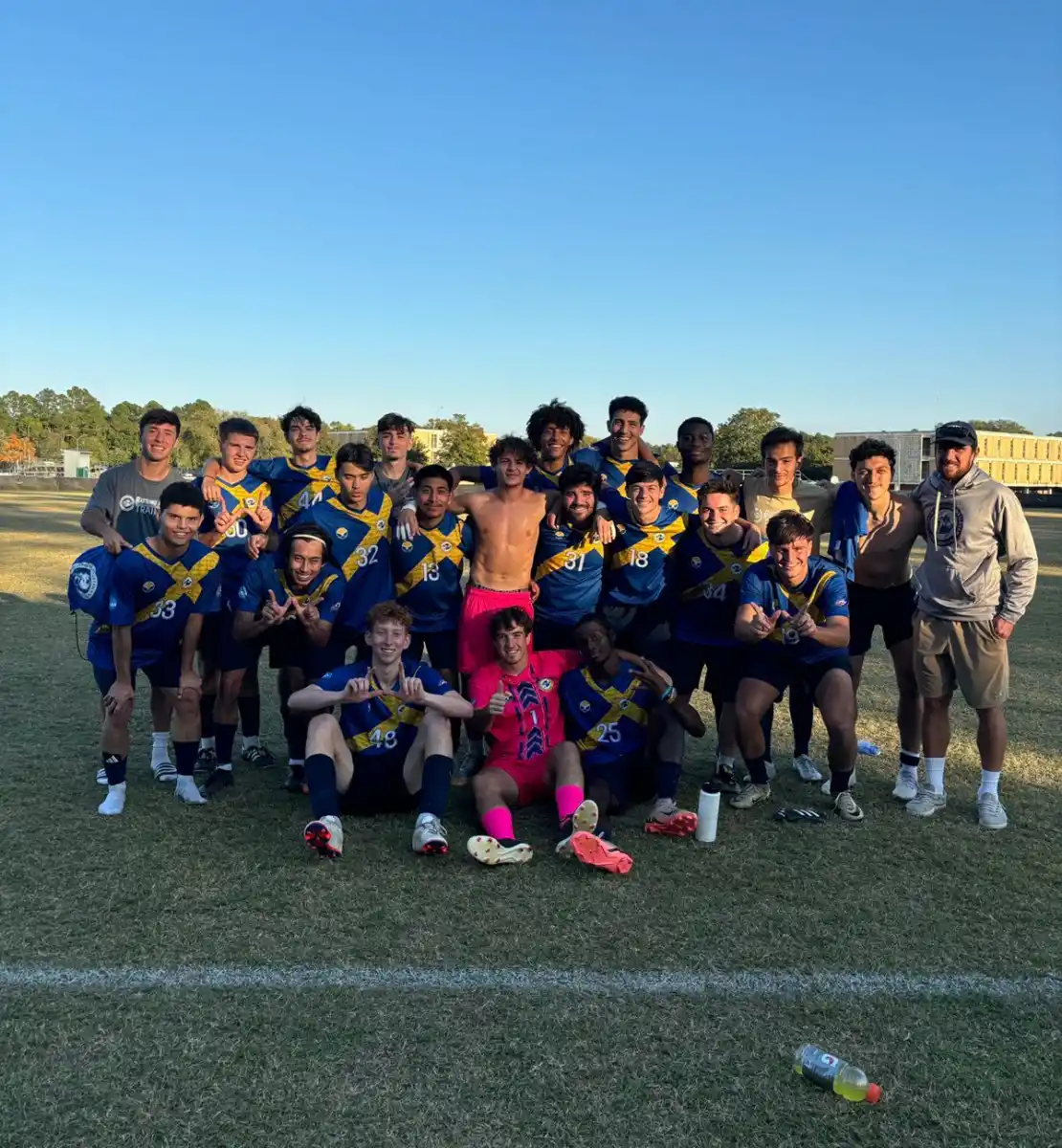 BECA INTERNACIONAL. Jorge junto a sus compañeros del equipo universitario en California.