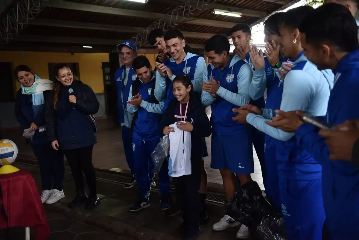 Durante el sorteo, los jugadores aplaudieron a los niños ganadores.